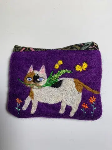 낚싯대 장난감을 든 삼색 고양이 양모 펠트 원단 파우치