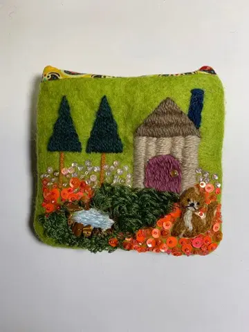 잔디밭에서 노는 고양이 양모 펠트 원단 파우치