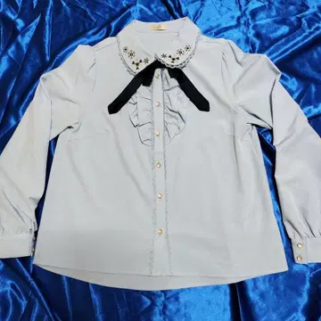 프릴 리본 포함 라이트 블루 셔츠 M