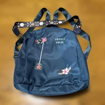 자수 장식 네이비 백팩