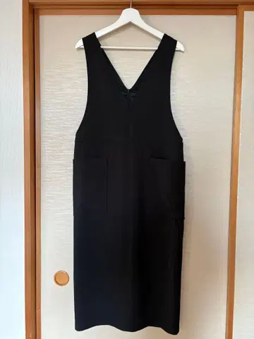 [ 저널 스탠다드 ] 블랙 V넥 오버롤 스커트