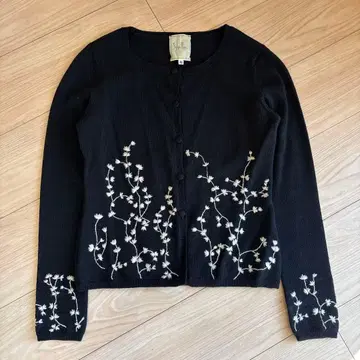 시빌라 블랙 꽃무늬 자수 긴팔 가디건