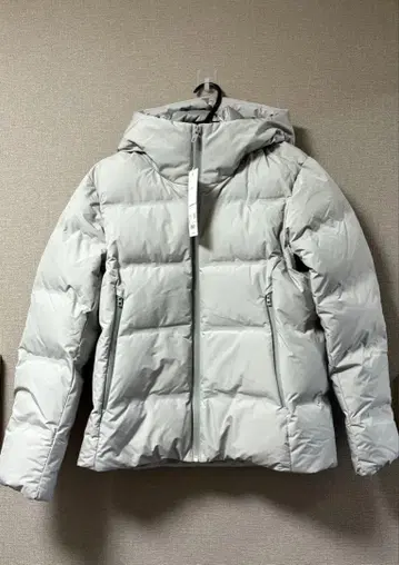 [미사용 새상품] 유니클로 심리스 다운 후드티 (3D컷) 다운 자켓 S