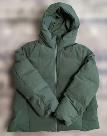 올리브 그린 후드 부착 다운 자켓 유니클로