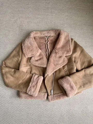 비라디언스 무스탕 코트