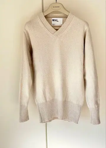 MHL. 마가렛호웰 베이지 V넥 스웨터
