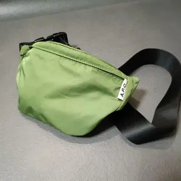 A.P.C. 그린 바디백 웨스트 파우치 아페쎄