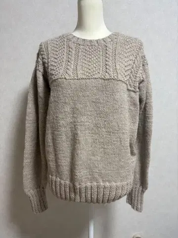 손뜨개질 베이지 케이블 짜임 니트 긴팔