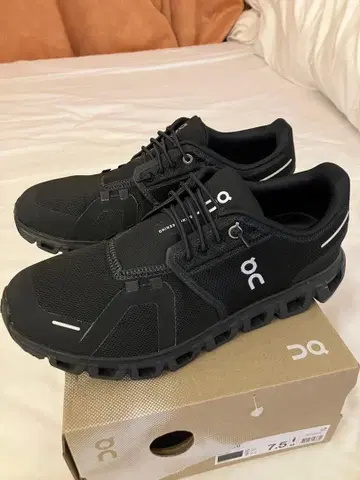 [ 새상품급 ] On 클라우드 6 블랙 스니커즈 25.5cm