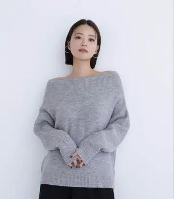 NATURAL BEAUTY BASIC 오프숄더 박시 라메 니트