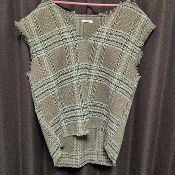 MURUA 브라운 계열 체크 V넥 슬리브리스 베스트