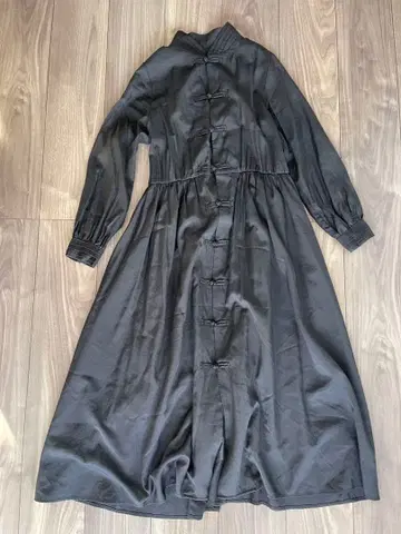 에메랄드 모텔 만다린 원피스 차이나 버튼 맥시 길이