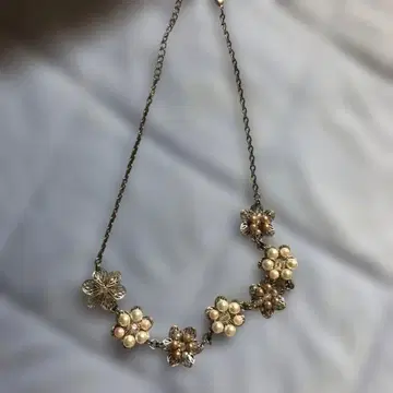 꽃 모티브 펄 목걸이
