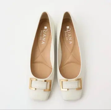 DIANA 플랫슈즈 금장 장식 모티브 화이트