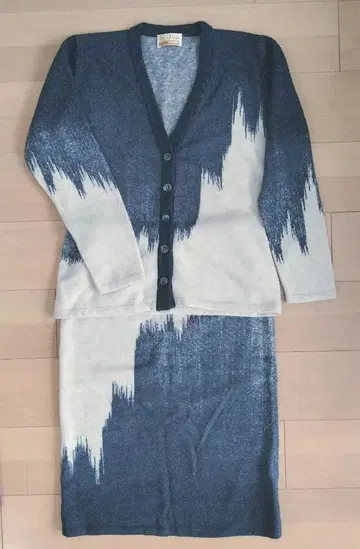 Poi by Krizia 니트 가디건과 스커트 세트 모노톤