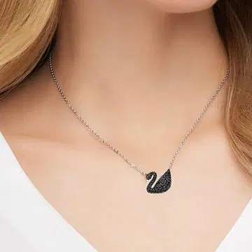 스와로브스키 블랙 새 모티브 목걸이