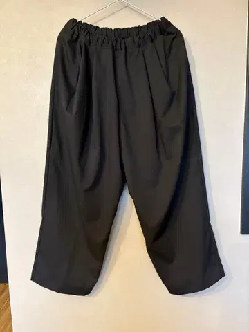 새상품급! her. 투 턱 와이드 팬츠 Hug Hug 블랙