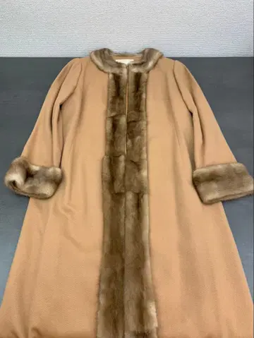 HIGASHI TOKYO 베이지 퍼 롱 코트