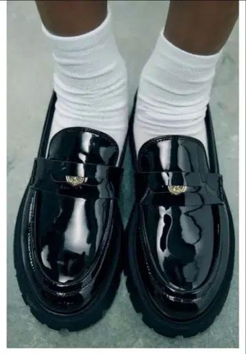 ZARA 코인 에나멜 통굽 로퍼