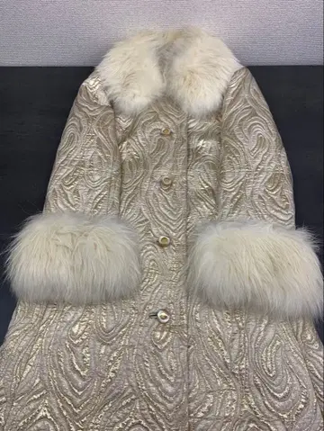 골드 엠보싱 가공 롱 코트