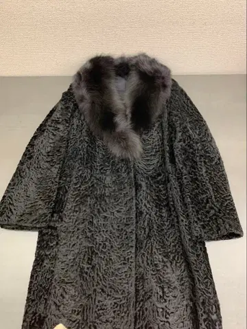 퍼 달린 블랙 롱 코트