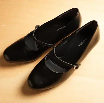 [새상품급] fuwaraku 스트랩 펌프스 블랙 24cm 3E