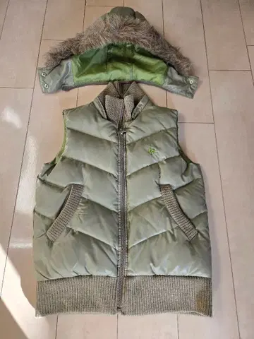 올리브 그린 다운 베스트 후드 부착