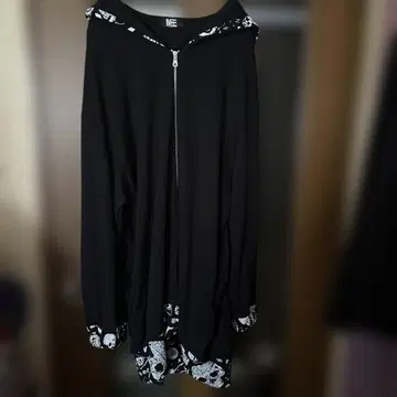 M:E 엠이 세일러 카라 블랙 스컬 프린트