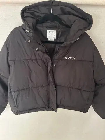 RVCA 블랙 숏 다운 자켓