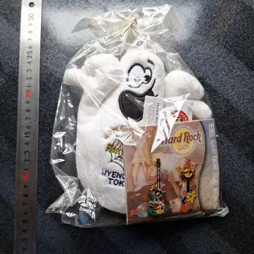 Hard Rock Cafe 봉제 인형 & 핀 배지 두 점