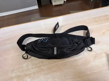 바디백 블랙 로고 포함