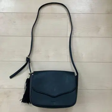 니코앤드 태슬 장식 블랙 숄더백