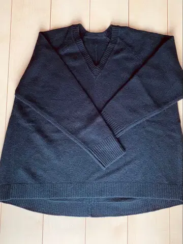 V넥 니트 상의 블랙