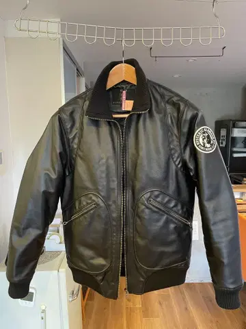 블랙 가죽 자켓 스탠드 카라 와펜 포함