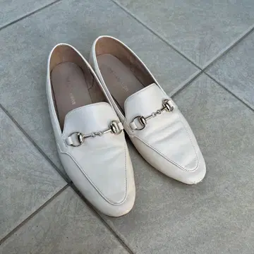 화이트 가죽 로퍼 금장 장식 포함