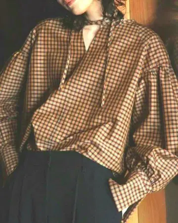 초커넥 퍼프숄더 블라우스 TENTO