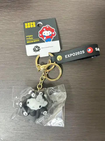 EXPO2025 블랙 미야쿠미야쿠 헬로키티 키링