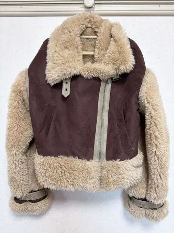 MURUA 보아 슬리브 페이크 무스탕 코트