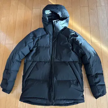 피크 퍼포먼스 블랙 다운 자켓 후드 부착 도톰