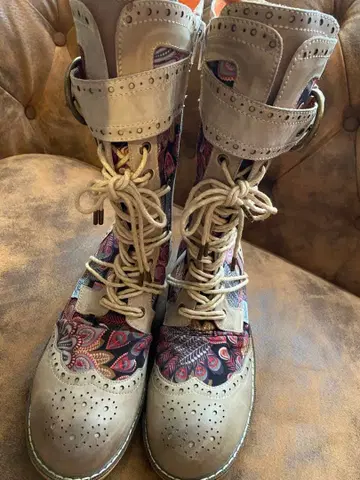 레이스업 부츠 베이지와 다색 패턴