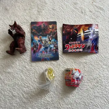 울트라맨 괴수 피규어와 카드 세트