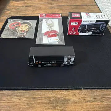 토미카 우라와 레즈 버스 덤 포함