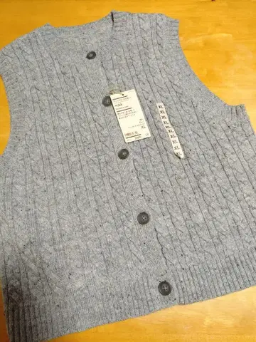 무인양품 안데스 울을 사용한 베스트 그레이