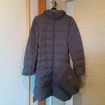 유니클로 그레이 후드 부착 롱 다운 자켓