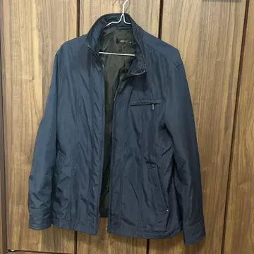 네이비 점퍼 심플한 디자인