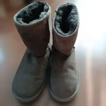 다크 그레이 미들 컷 어그 부츠