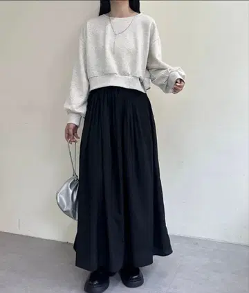 미스틱 블랙 광택 플리츠 플레어 롱 스커트