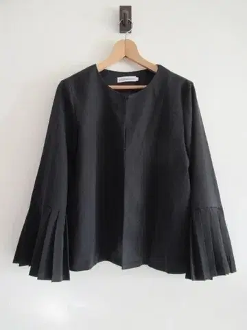 새상품급*소매 플리츠가 귀여운 블랙 노카라 자켓*L