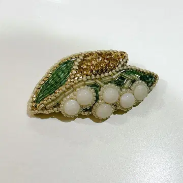 새상품급 tamas 타마스 스즈란 꽃 브로치 그린 화이트 비즈