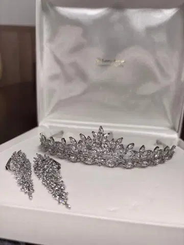 크리스탈 티아라와 귀걸이 세트